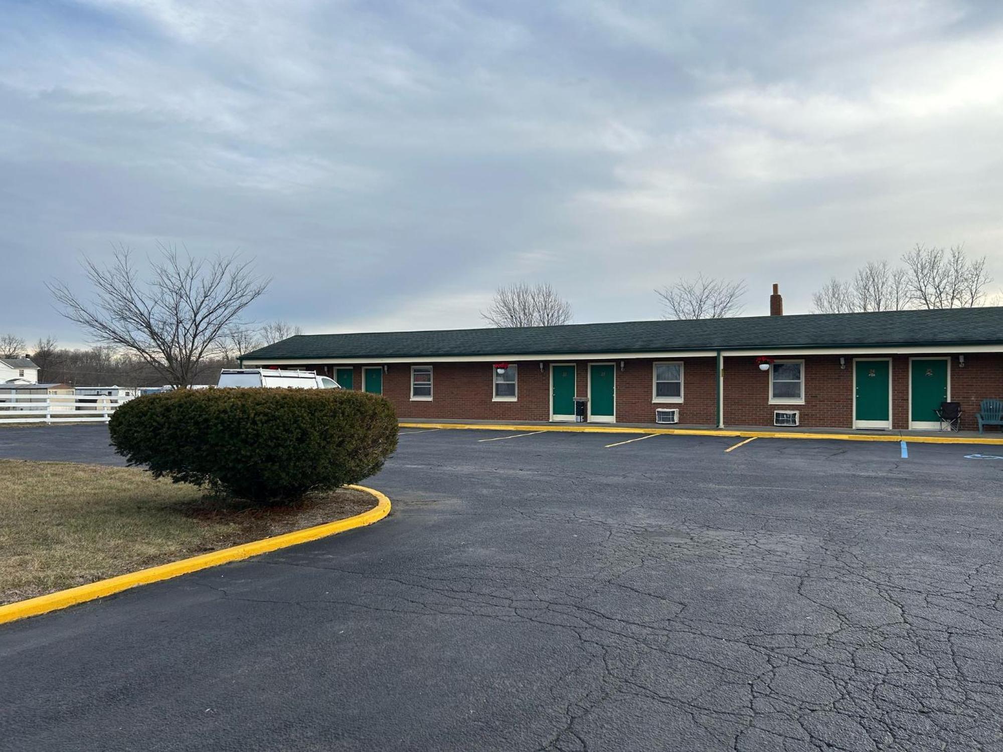 Hillcrest Motel By Oyo Aurora Near Lawrenceburg Exterior foto