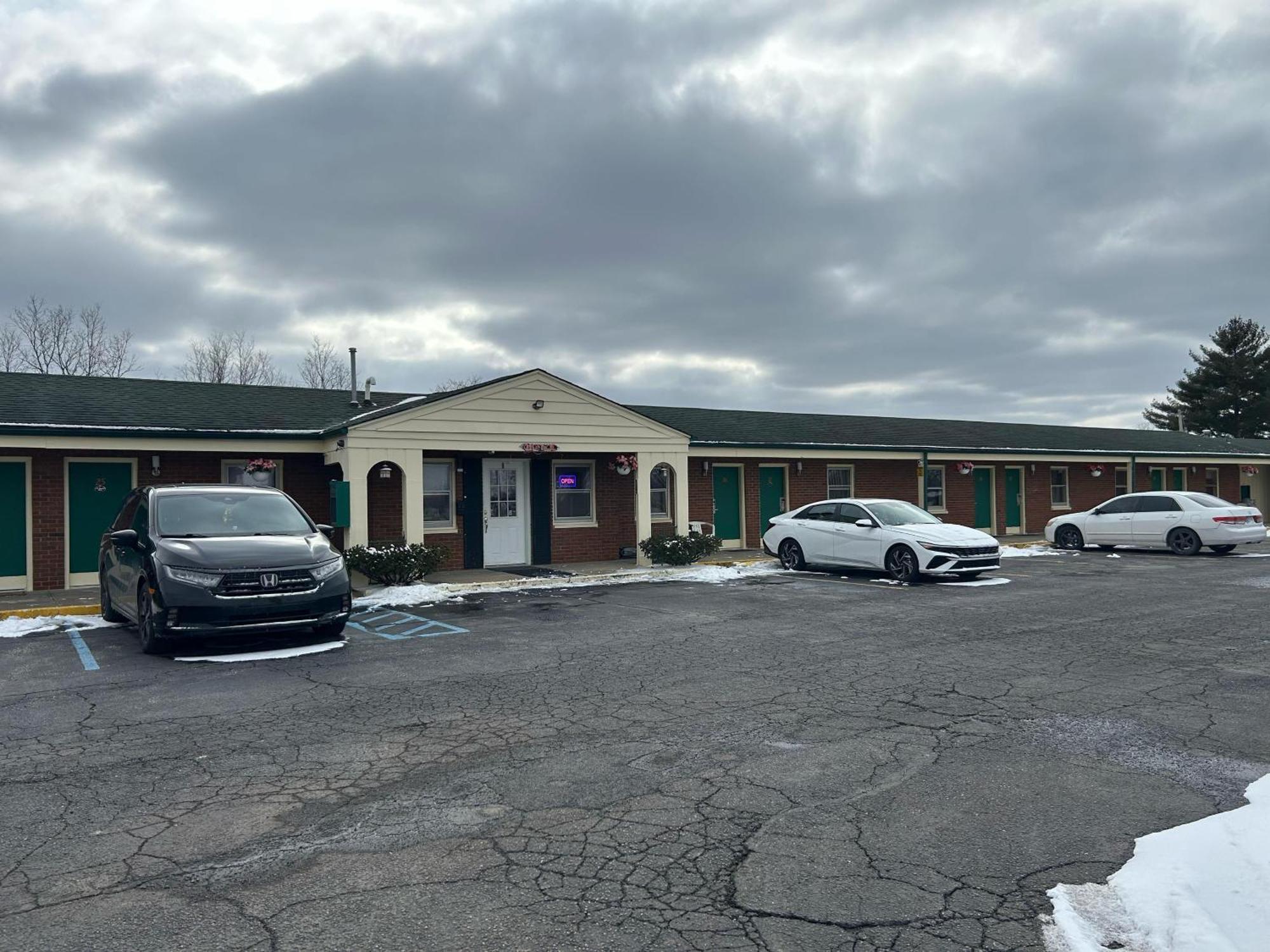 Hillcrest Motel By Oyo Aurora Near Lawrenceburg Exterior foto